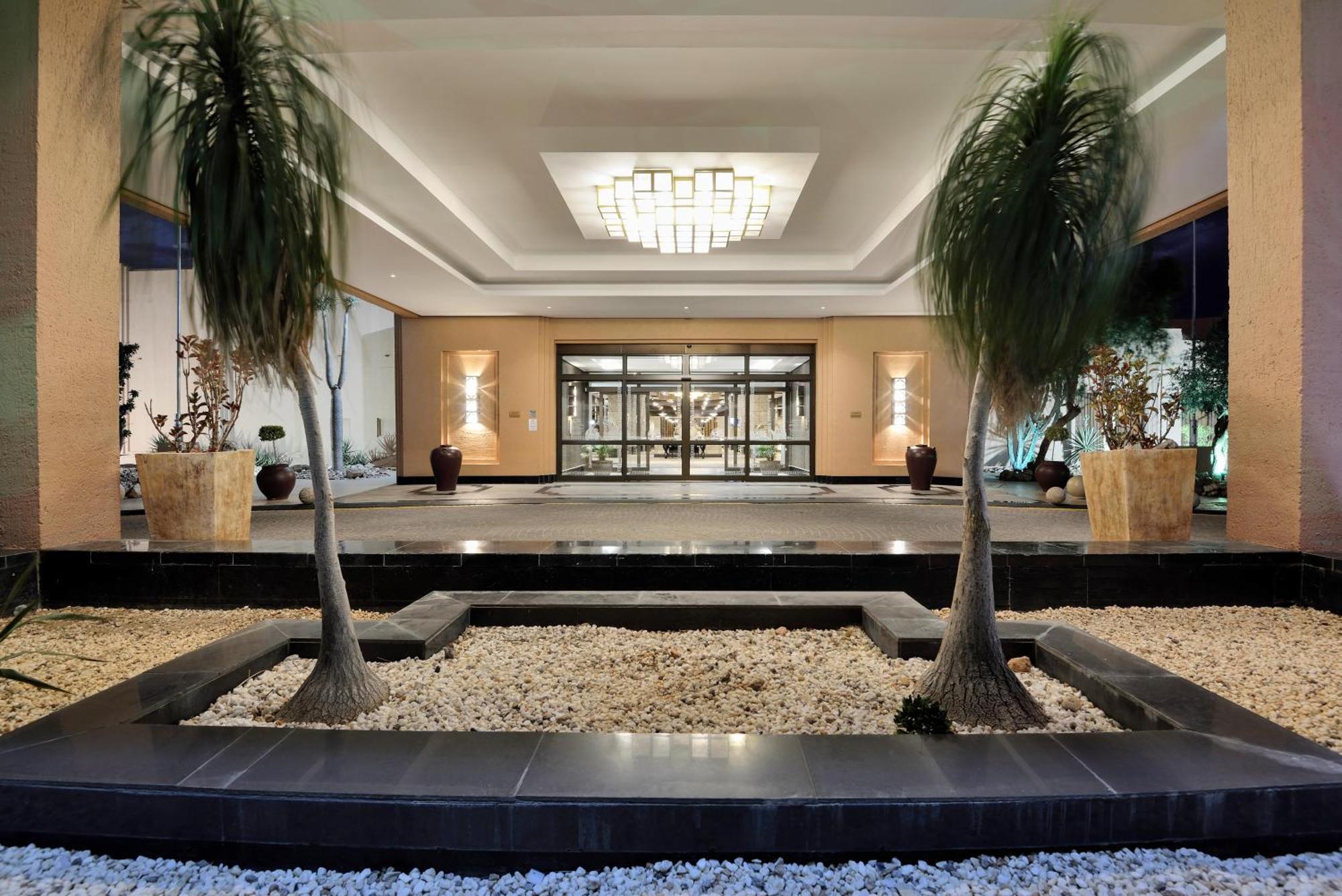 Windhoek Country Club Resort Dış mekan fotoğraf